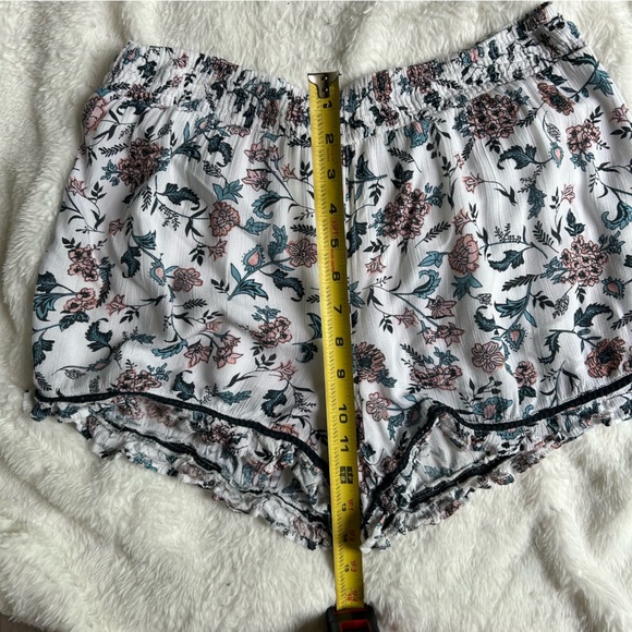 Charlotte Russe Shorts, White w/Pink &Bkye Floral Pattern, size Medium - Picture 7 of 11
